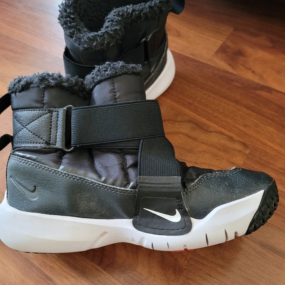 Kids Nike boots - Picture 2 of 7